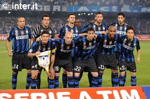 足球报：张外龙这几年一直关注铜梁龙，冲超后他独坐良久（足球报报道：张外龙多年关注铜梁龙，冲超当晚他独自静坐许久）