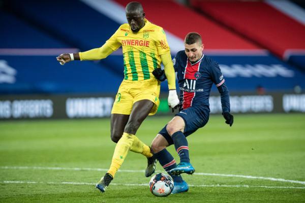 今天是海港足球俱乐部一线队球员武磊的生日，让我们...（武磊生日到来，海港一线队邀你送上祝福）