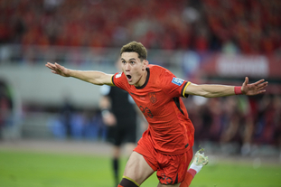 西主帅：亚马尔和卡瓦哈尔迫不及待想拥抱，放弃球员让我痛苦（西班牙主帅：亚马尔与卡瓦哈尔恨不得马上相拥，淘汰球员令我煎熬）