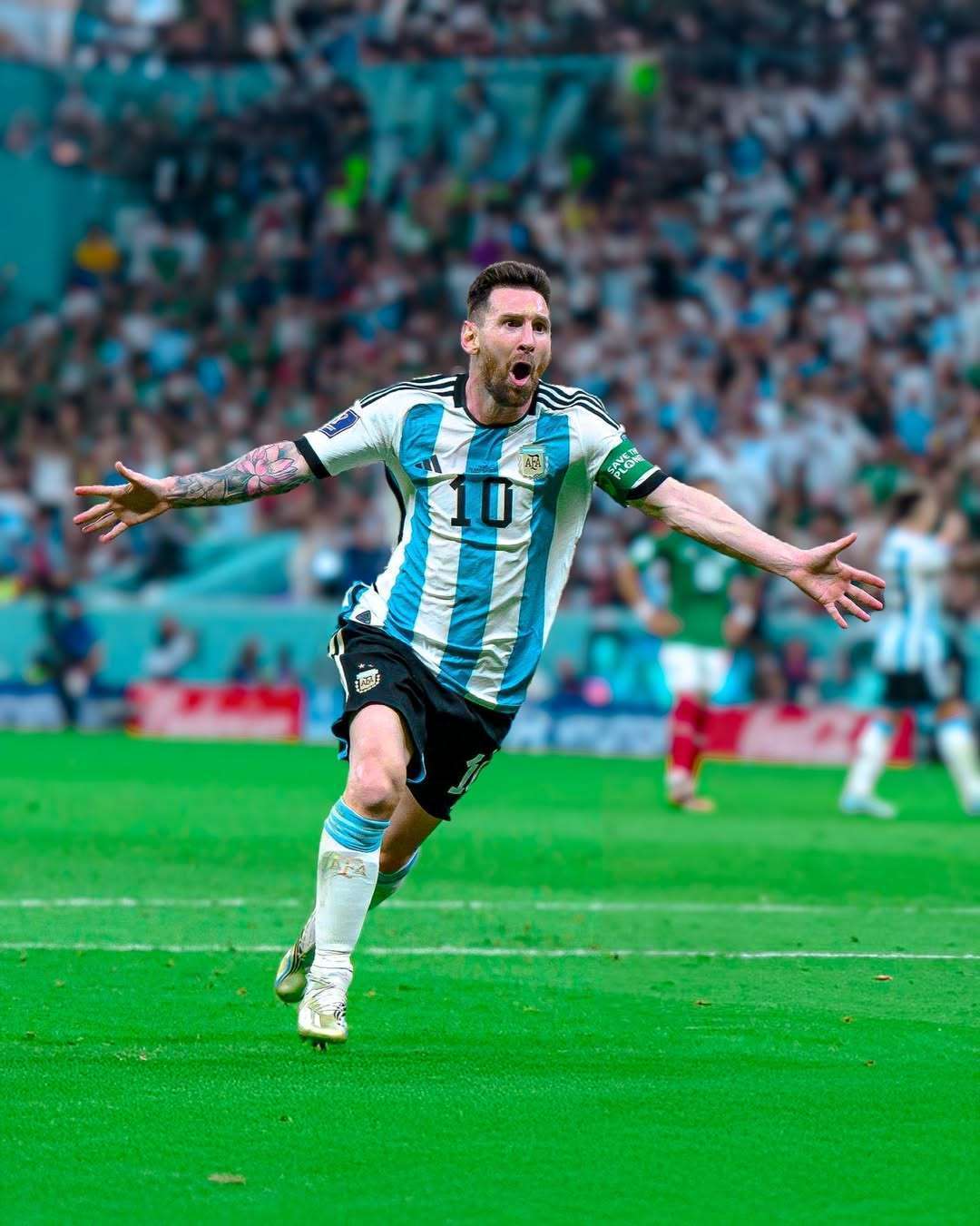 媒体人：阿奇姆彭很职业、不惹事，配得上在中超挣得每一分钱（媒体人称阿奇姆彭职业自律、不惹事，在中超的每一分收入都物有所值）