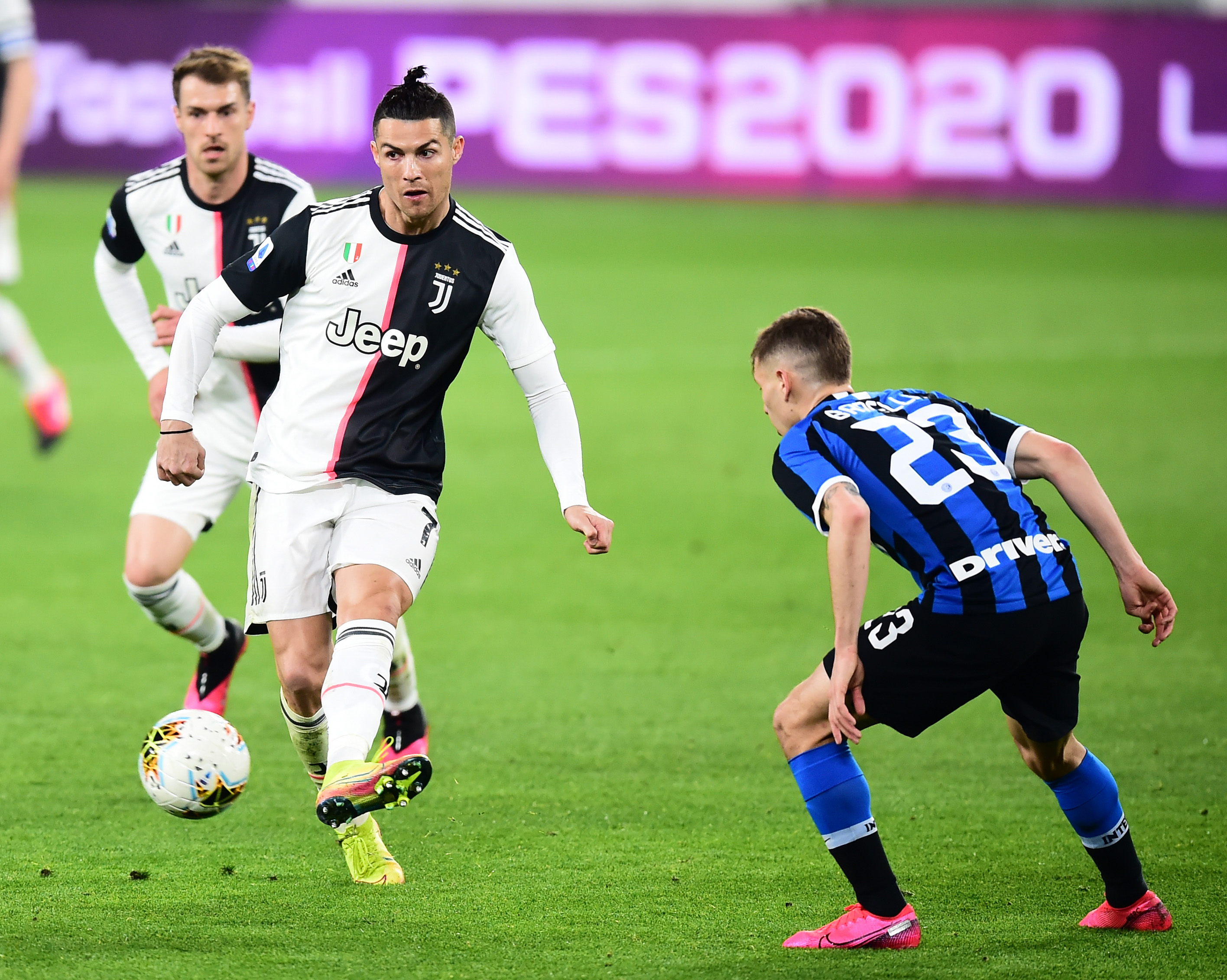 邓弗里斯：我偶像是孔帕尼和麦孔，遇到的最强对手是梅西（邓弗里斯自述：偶像是孔帕尼与麦孔，职业生涯最强对手当属梅西）