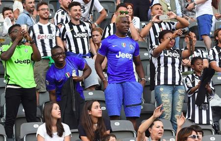 记者：丘库埃梅卡本人很想回到多特，但后者对其伤病史有顾虑（记者：丘库埃梅卡盼重返多特，多特担心其伤病史）