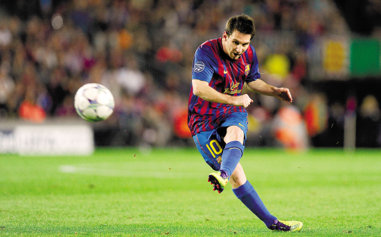 每体：费尔明出席家乡的巴萨及个人球迷协会成立活动，为球迷签名（每体：费尔明回到家乡见证巴萨与个人球迷会成立，亲为球迷签名）