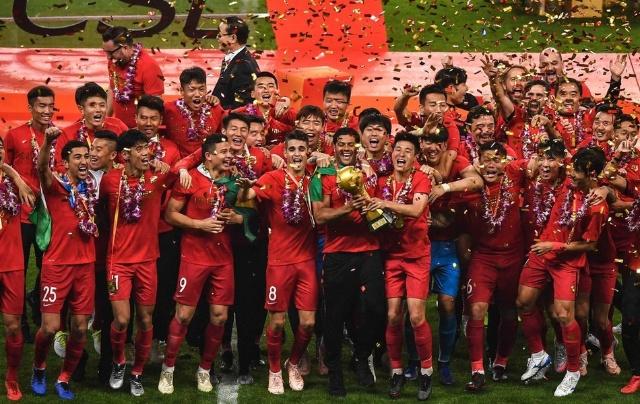 媒体人热议中足联颁奖：中超最佳教练怎能参考足协杯成绩？（中足联颁奖引媒体热议：评中超最佳教练缘何参考足协杯战绩？）