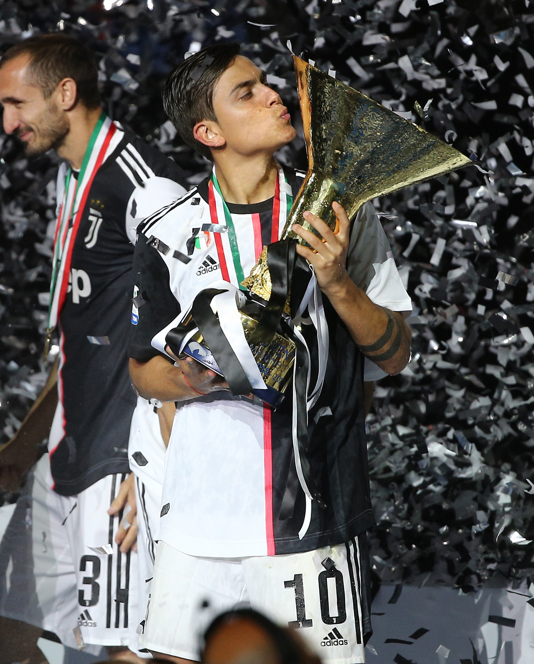 詹姆斯谈NBA杯出局：我不在乎这个，有没有杯赛我都热爱打球（詹姆斯回应NBA杯出局：杯赛与否无关紧要，我依旧热爱打球）